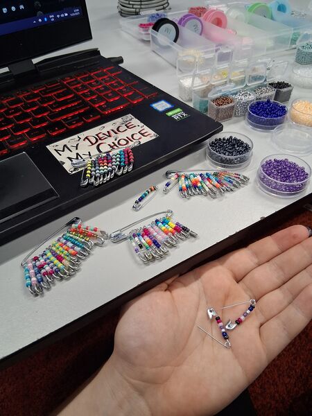 Bestand:Eind stand safety pins.jpeg
