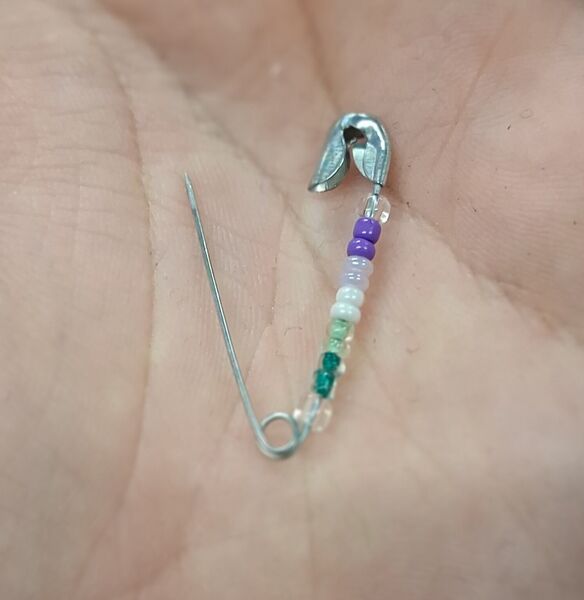 Bestand:Safety pin trinket.jpg